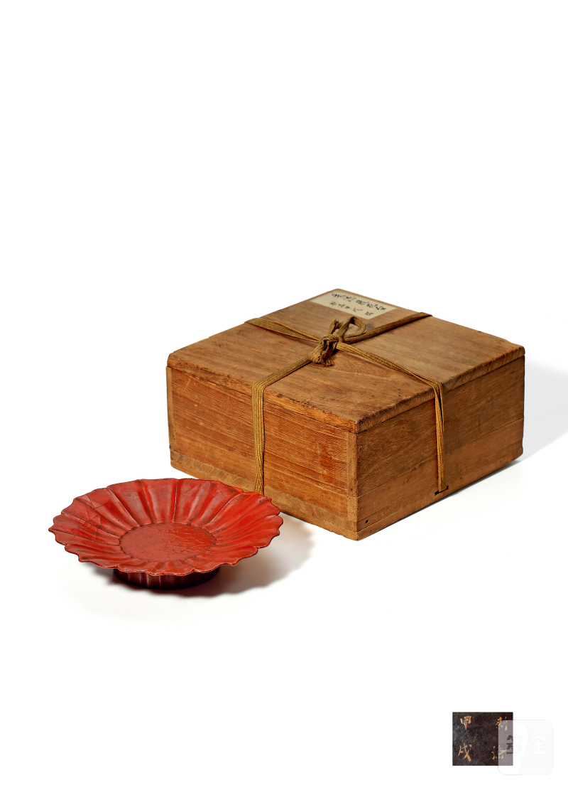 明·朱漆菱花菊瓣赏盘